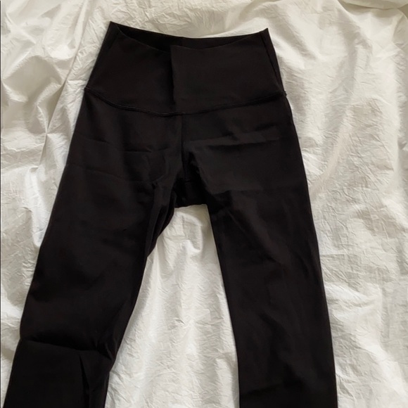 Lululemon size 4 cropped wunder unders - Picture 2 of 4